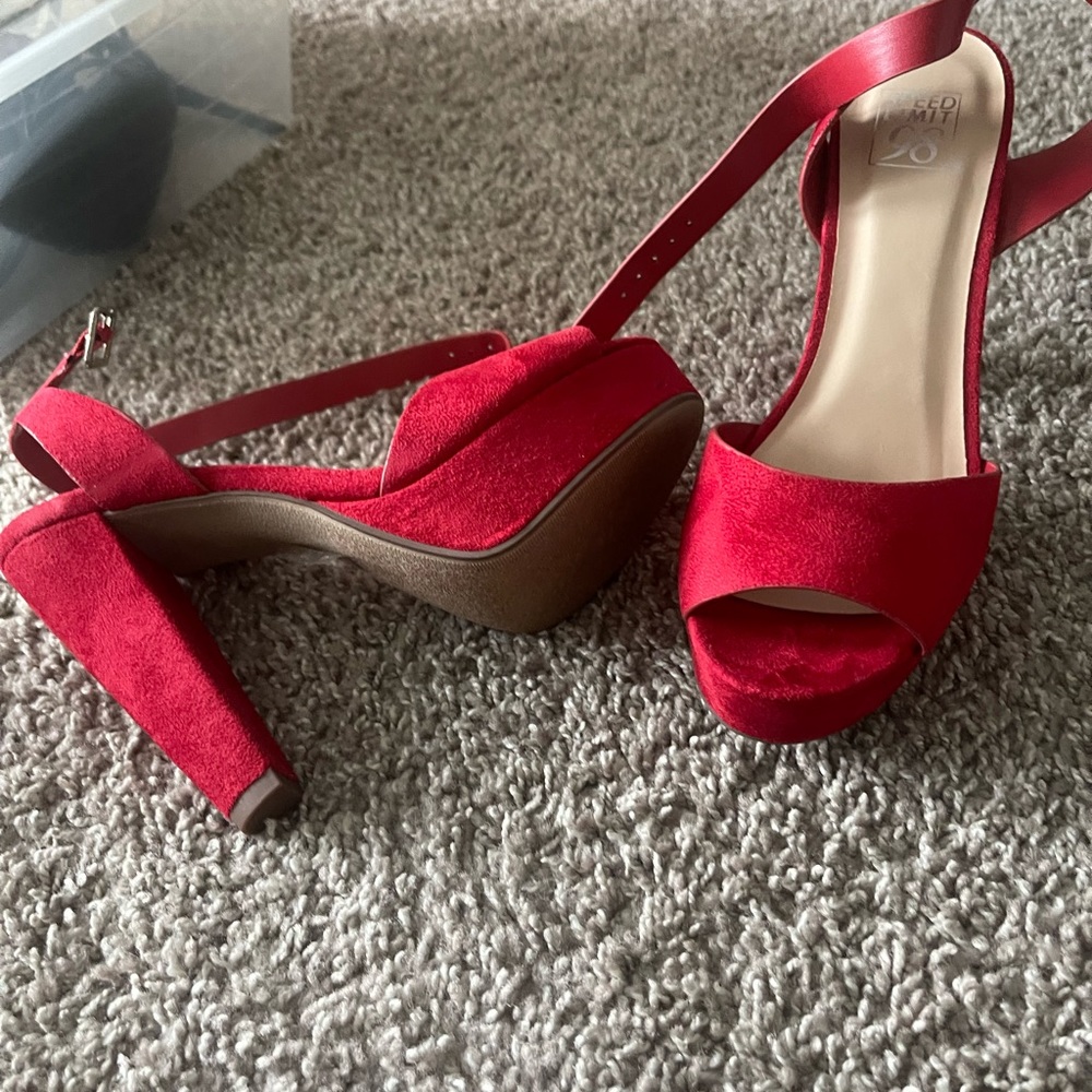 Red pump never worn - Picture 3 of 3